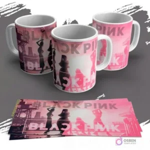 Tres tazas blancas personalizadas con siluetas de las integrantes de Blackpink y el logo 'BLACKPINK' sobre un fondo industrial rosado. Se ven las plantillas de los diseños impresas sobre un fondo gris.