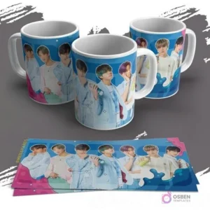 Tres tazas blancas personalizadas con retratos coloridos de los miembros de BTS en tonos azules y rosados, con un estilo de acuarela. Se ven las plantillas de los diseños impresas sobre un fondo gris.