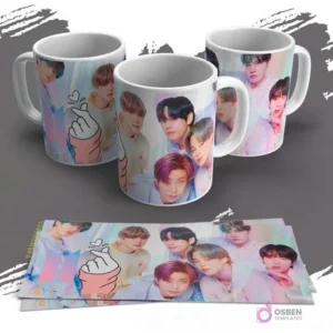 Tres tazas blancas personalizadas con retratos coloridos de los miembros de BTS y un diseño de mano haciendo un corazón. Se ven las plantillas de los diseños impresas sobre un fondo gris.