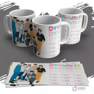 Tres tazas blancas personalizadas con ilustraciones de los miembros de BTS de la era 'Dynamite' y un diseño con una lista de canciones. Se ven las plantillas de los diseños impresas sobre un fondo gris.