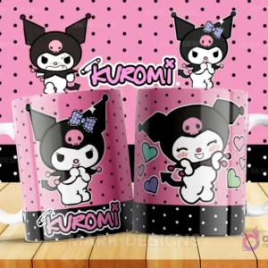 Dos tazas blancas con diseño de Kuromi en fondo rosa con lunares negros y base negra con lunares blancos. Kuromi con lazo azul y calavera en la cabeza en pose coqueta en una taza, y sonriendo con corazones azules en la otra. El logo 'Kuromi' y dos personajes Kuromi pequeños flotan en la parte superior sobre un fondo rosa con lunares negros.