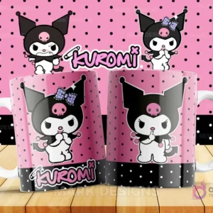 Taza con diseño de Kuromi en una pose juguetona, con pequeños colmillos y su distintiva cola de diablo. La imagen es vibrante sobre un fondo rosa, destacando la personalidad del personaje.