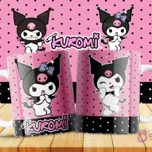 Taza blanca con un diseño detallado de Kuromi con un lazo azul y expresiones de sorpresa, sobre un patrón de lunares rosas y negros. Refleja la personalidad dual del personaje.