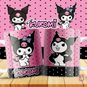 Taza con ilustración de Kuromi sosteniendo un cubo Rubik o un objeto similar con colores vibrantes, demostrando su lado más ingenioso o juguetón. El fondo rosa complementa el diseño.