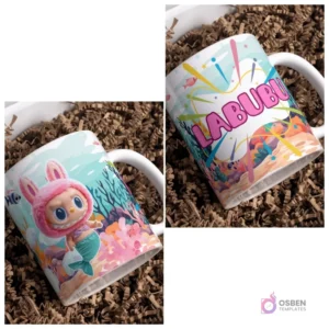 Taza sublimada con Labubu sirena en fondo marino de corales, junto a taza con logo Labubu y elementos marinos sobre fondo marrón.