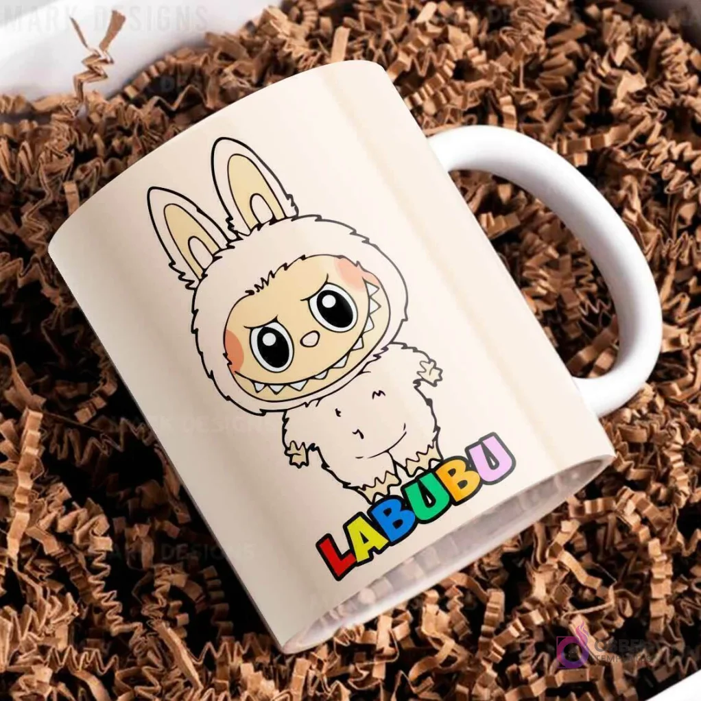 Taza de cerámica beige con diseño del personaje Labubu de traje peludo beige, con el nombre Labubu en letras coloridas, sobre papel picado marrón. Taza de cerámica beige con diseño del personaje Labubu de traje peludo beige, con el nombre Labubu en letras coloridas, sobre papel picado marrón.