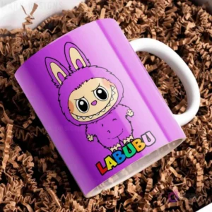 Taza de cerámica morada con diseño del personaje Labubu de traje peludo morado, con el nombre Labubu en letras coloridas, sobre papel picado marrón.