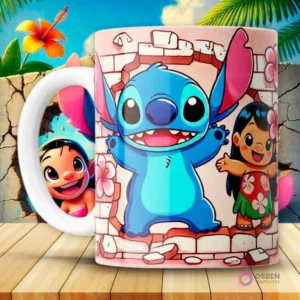 Taza con diseño 3D de Stitch azul sonriendo y Lilo de pie, ambos saliendo de una pared rota de color rosa claro con patrón de ladrillos.