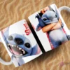 Dos tazas blancas sublimadas con diseños de Lilo y Stitch sobre arena. Una taza muestra a Stitch sonriendo ampliamente con dientes a la vista, la otra muestra a Stitch abrazando a Lilo con un fondo blanco.