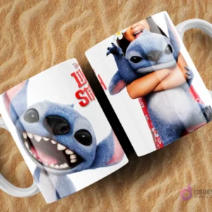 Dos tazas blancas sublimadas con diseños de Lilo y Stitch sobre arena. Una taza muestra a Stitch sonriendo ampliamente con dientes a la vista, la otra muestra a Stitch abrazando a Lilo con un fondo blanco.