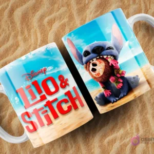 Dos tazas blancas sublimadas con temática de Lilo y Stitch sobre arena. Ambas tazas tienen un fondo de playa y muestran a Stitch mordiendo un coco, con el logo de Disney Lilo & Stitch en rojo.