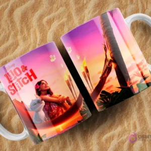 Dos tazas blancas con diseños de Lilo y Stitch sobre arena. Las tazas muestran a Lilo y Stitch relajados en una hamaca, con un vibrante atardecer tropical y antorchas Tiki de fondo.