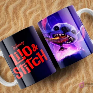 Dos tazas sublimadas de Lilo y Stitch sobre arena. Una taza negra con el logo de Disney Lilo & Stitch en rojo. La otra taza azul oscuro muestra a Stitch comiendo un postre brillante con luz morada.