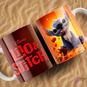 Dos tazas sublimadas con diseños de Lilo y Stitch sobre arena. Una taza marrón rojiza con el logo de Disney Lilo & Stitch en rojo. La otra taza naranja vibrante muestra a Stitch sosteniendo una rosa roja con la boca.