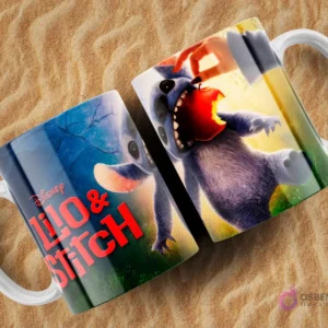 Dos tazas blancas sublimadas con un diseño de Lilo y Stitch sobre arena. Ambas tazas muestran a Stitch de color azul-gris, con una manzana roja en la boca, siendo tirado, con un fondo degradado de azul y verde.