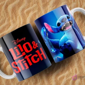 Dos tazas sublimadas de Lilo y Stitch sobre arena. Una taza negra con el logo de Disney Lilo & Stitch en rojo. La otra taza azul brillante muestra a Stitch saludando con un objeto azul translúcido en su mano, con un fondo oscuro.