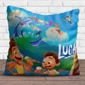 Cojín cuadrado sublimado con escena de Luca y Alberto de Disney Pixar comiendo helado, y dos monstruos marinos saltando al fondo, con paisaje de colinas y cielo azul.