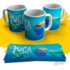 Tres tazas blancas con diseño de Luca de Disney Pixar emergiendo del agua en forma humana, sobre fondo azul, con el logo. Abajo, dos hojas con el mismo diseño.