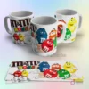 Taza de sublimación M&M's World con personajes de chocolate de colores rojo, azul, verde y amarillo y el logo de la marca