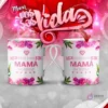 Mockup de dos tazas con diseño floral rosa y blanco para el Día de la Madre, mostrando la frase 'Eres una Mamá Increíble' y el título 'Mamá sos mi vida' de fondo.