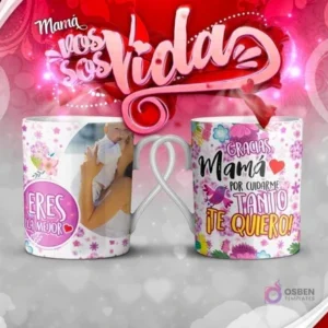 Mockup de dos tazas para el Día de la Madre con diseños florales: una con foto de madre e hijo y la frase 'Eres la mejor', y otra con el mensaje 'Gracias Mamá por cuidarme tanto ¡Te quiero!'.