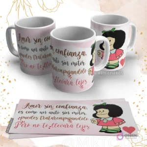 Taza de Mafalda con la frase 'Amor sin confianza, es como un auto sin motor. Puedes tratar de empujarlo pero no te llevará lejos.' con Mafalda pensativa y corazones rosados.