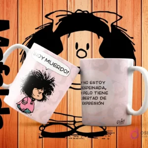 Dos tazas blancas de sublimación con Mafalda despeinada gritando '¡HOY MUERDO!' y la frase 'Y no estoy despeinada, mi pelo tiene libertad de expresión', sobre un fondo rosa.