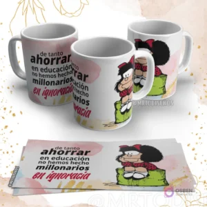 Taza de Mafalda con la frase 'de tanto ahorrar en educación no hemos hecho millonarios en ignorancia' con Mafalda sentada y pensativa