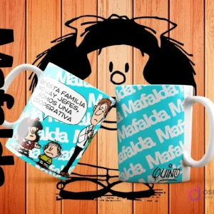 Dos tazas blancas de sublimación con Mafalda, Manolito, Felipe y un adulto con la frase 'En esta familia no hay jefes, somos una cooperativa' sobre un fondo azul claro con el nombre 'Mafalda' repetido.