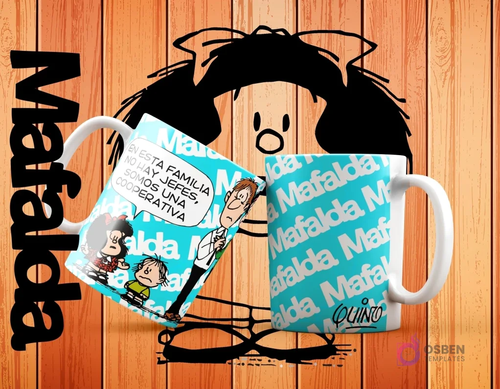 Dos tazas blancas de sublimación con Mafalda, Manolito, Felipe y un adulto con la frase 'En esta familia no hay jefes, somos una cooperativa' sobre un fondo azul claro con el nombre 'Mafalda' repetido. Dos tazas blancas de sublimación con Mafalda, Manolito, Felipe y un adulto con la frase 'En esta familia no hay jefes, somos una cooperativa' sobre un fondo azul claro con el nombre 'Mafalda' repetido.