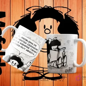 Dos tazas blancas de sublimación con diseños en blanco y negro de Mafalda. Una muestra a Mafalda con un cuchillo y la frase 'El problema de las mentes cerradas es que siempre tienen la boca muy abierta'. La otra muestra a Mafalda leyendo un libro.