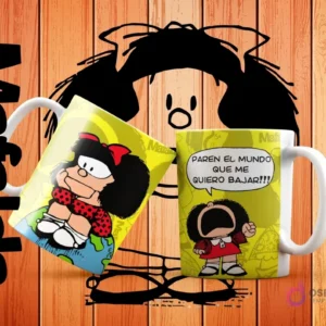 Dos tazas blancas de sublimación con diseños de Mafalda. Una la muestra sentada sobre un globo terráqueo y la otra gritando '¡Paren el mundo que me quiero bajar!!!' sobre un fondo amarillo.