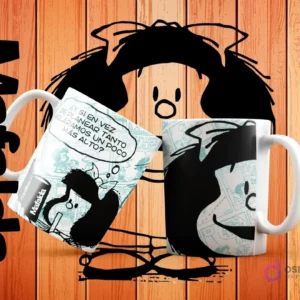 Dos tazas blancas de sublimación con diseños de Mafalda. Una muestra a Mafalda pensativa, y la otra la frase '¿Y si en vez de planear tanto volamos un poco más alto?' sobre un fondo azul con patrón de cómic.