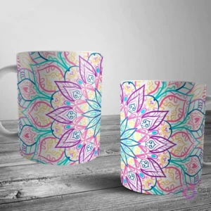 Dos tazas blancas con un delicado diseño de mandala en tonos pastel de rosa, amarillo, azul y morado, sobre un fondo blanco, evocando calma y serenidad.