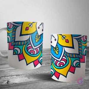 Dos tazas blancas con un diseño de mandala audaz y colorido con pétalos geométricos en amarillo, azul, rojo y teal, sobre un fondo gris claro salpicado.