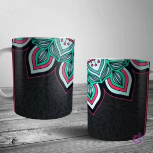 Dos tazas blancas con un llamativo diseño de mandala angular en tonos de teal, rosa y azul claro, sobre un fondo gris oscuro con patrones florales sutiles.