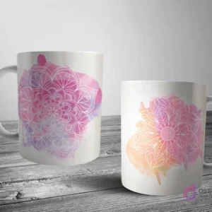 Dos tazas blancas con un diseño de mandala de contorno blanco sobre un fondo de cálidas manchas de acuarela en rosa, morado y naranja.
