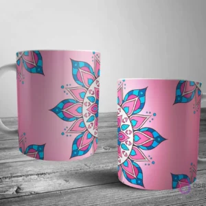Dos tazas blancas con un delicado diseño de mandala floral estilizado en tonos de rosa y azul claro, sobre un suave fondo degradado rosa.
