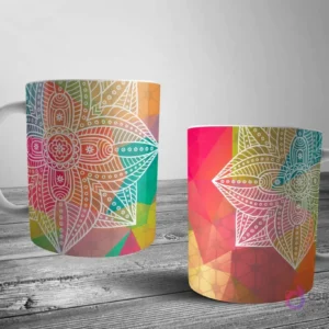 Dos tazas blancas con un diseño de mandala de contorno blanco sobre un fondo abstracto de polígonos multicolores en naranja, verde, rosa y amarillo.