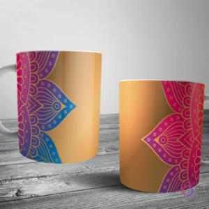 Dos tazas blancas con un audaz fragmento de mandala estilizado en degradado azul y rosa, sobre un cálido fondo degradado dorado-marrón.
