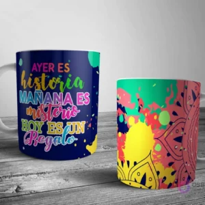 Dos tazas blancas con un diseño de mandala abstracto e inspirador. Una con la cita 'AYER ES historia MAÑANA ES misterio HOY ES UN regalo' y la otra con un mandala colorido sobre salpicaduras de pintura.