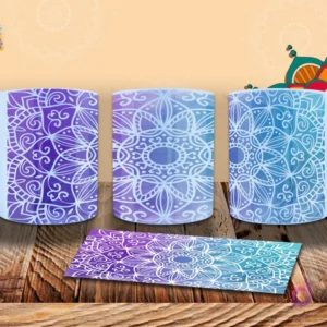 Taza con diseño de mandala completo en degradado púrpura a azul, con patrones intrincados y ornamentales. Mockup realista.