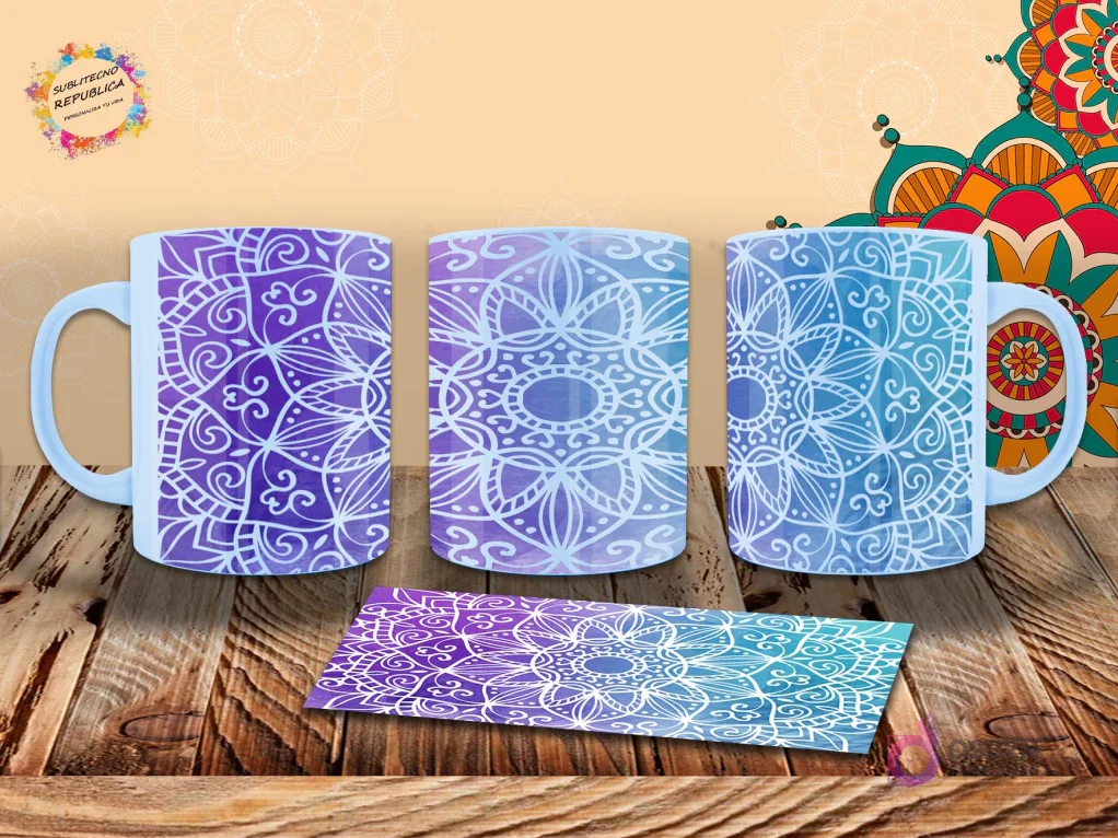 Taza con diseño de mandala completo en degradado púrpura a azul, con patrones intrincados y ornamentales. Mockup realista. Taza con diseño de mandala completo en degradado púrpura a azul, con patrones intrincados y ornamentales. Mockup realista.
