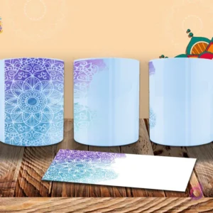 Taza sublimada con un diseño parcial de mandala en tonos azules y púrpuras, estilo moderno y abstracto. Mockup sobre madera.