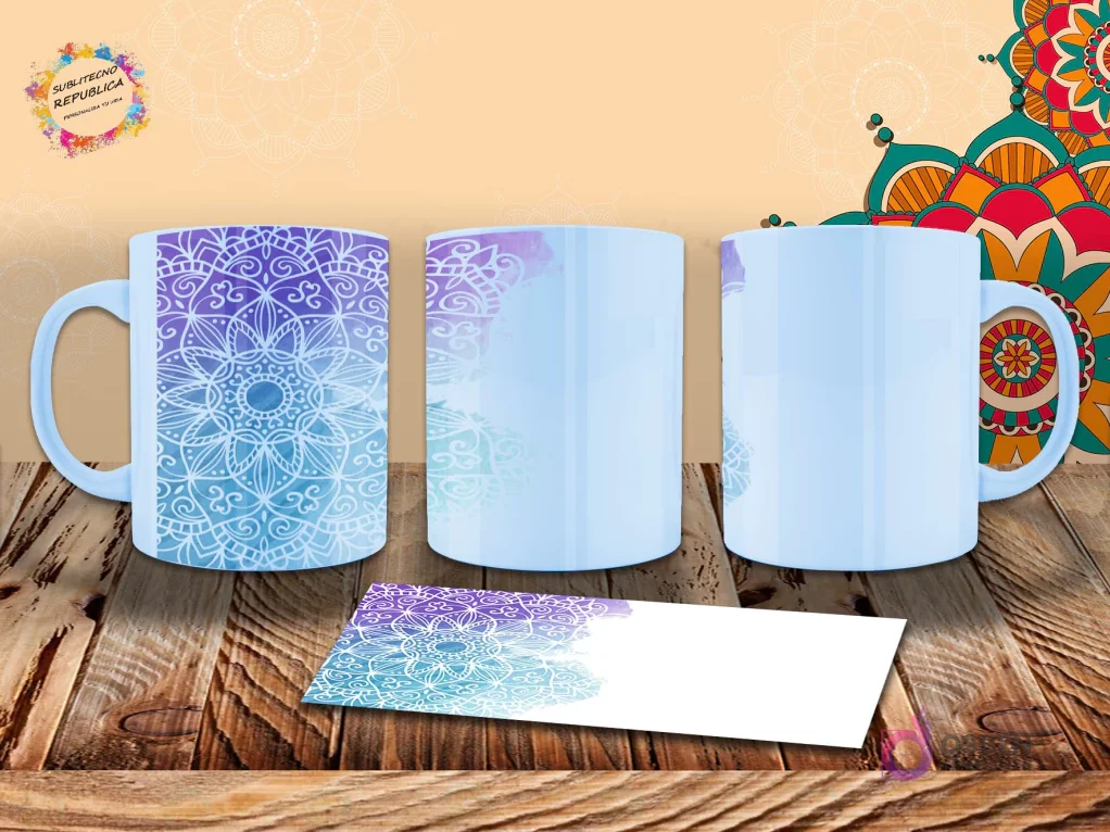 Taza sublimada con un diseño parcial de mandala en tonos azules y púrpuras, estilo moderno y abstracto. Mockup sobre madera. Taza sublimada con un diseño parcial de mandala en tonos azules y púrpuras, estilo moderno y abstracto. Mockup sobre madera.