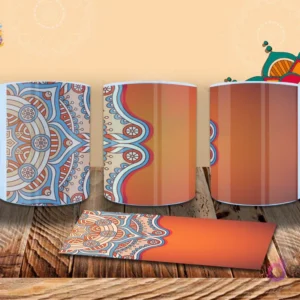 Taza con mandala en tonos tierra y azul sobre un fondo degradado naranja, con patrones repetitivos y armoniosos. Mockup realista.