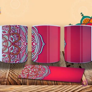 Taza con diseño de mandala en fucsia y turquesa sobre un fondo rojo vibrante, con estilo artístico y envolvente. Mockup.