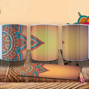 Taza con un mandala central en tonos naranja, azul y beige sobre un fondo degradado amarillo-naranja. Mockup profesional.