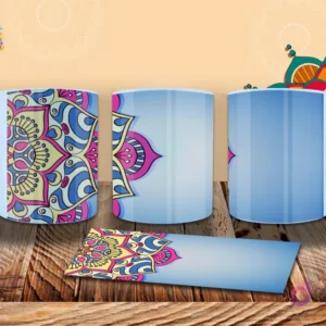 Taza con un mandala en tonos rosa, amarillo y azul sobre un fondo azul claro, con patrones florales y un toque minimalista. Mockup.