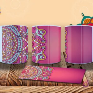 Taza sublimada con un mandala envolvente en tonos rosa, azul y amarillo, sobre un fondo fucsia intenso. Diseño vibrante.